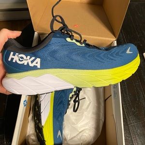 Hoka Arahi running shoes 9.5 wide